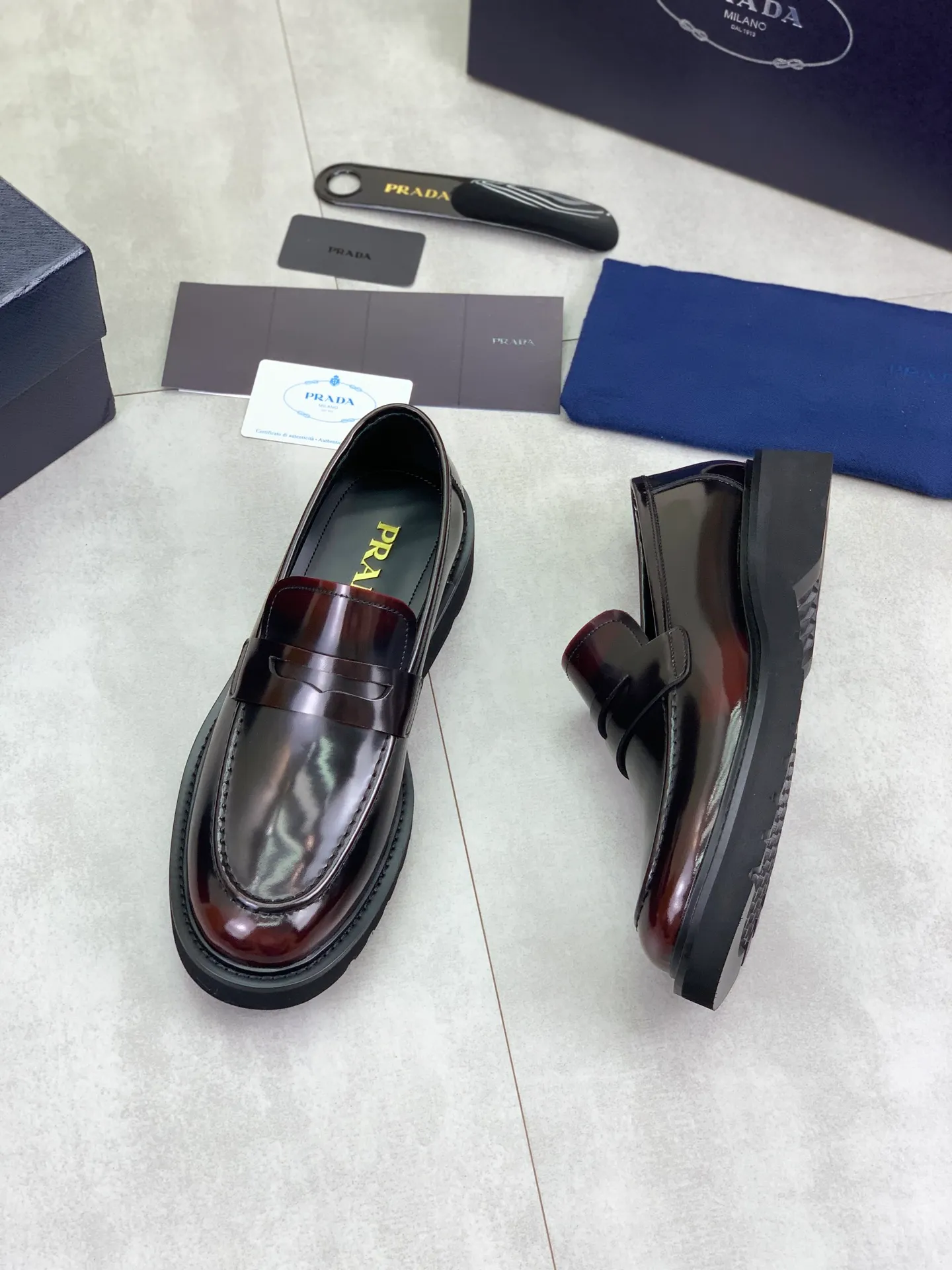 Factory price P880💰Original quality, top version🔱 ＰＲＡＤＡPrada. Men’s business casual leather shoes, top quality products. 1:1 shipment⬆️Luxurious and noble👞All imported original color-brushed edge beads, just to create a more comfortable wearing experience. Upper: Original comfortable open-edge bead rubbed color calfskin➕Top imported water-dyed full cow lining, original high-end lightweight and comfortable TPU foam combination bottom✔️Code number: 39-44 (38 45) 46 47 can be customized)